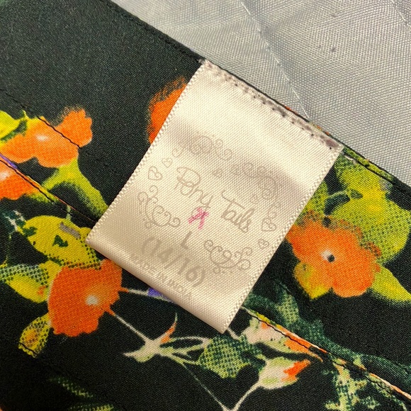 Beautiful black floral top! Size large, but fits well on a medium, too. - Picture 2 of 3